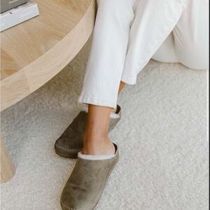 NWT Jenni Kayne Women’s Shearling-line Moc Clog in Olive